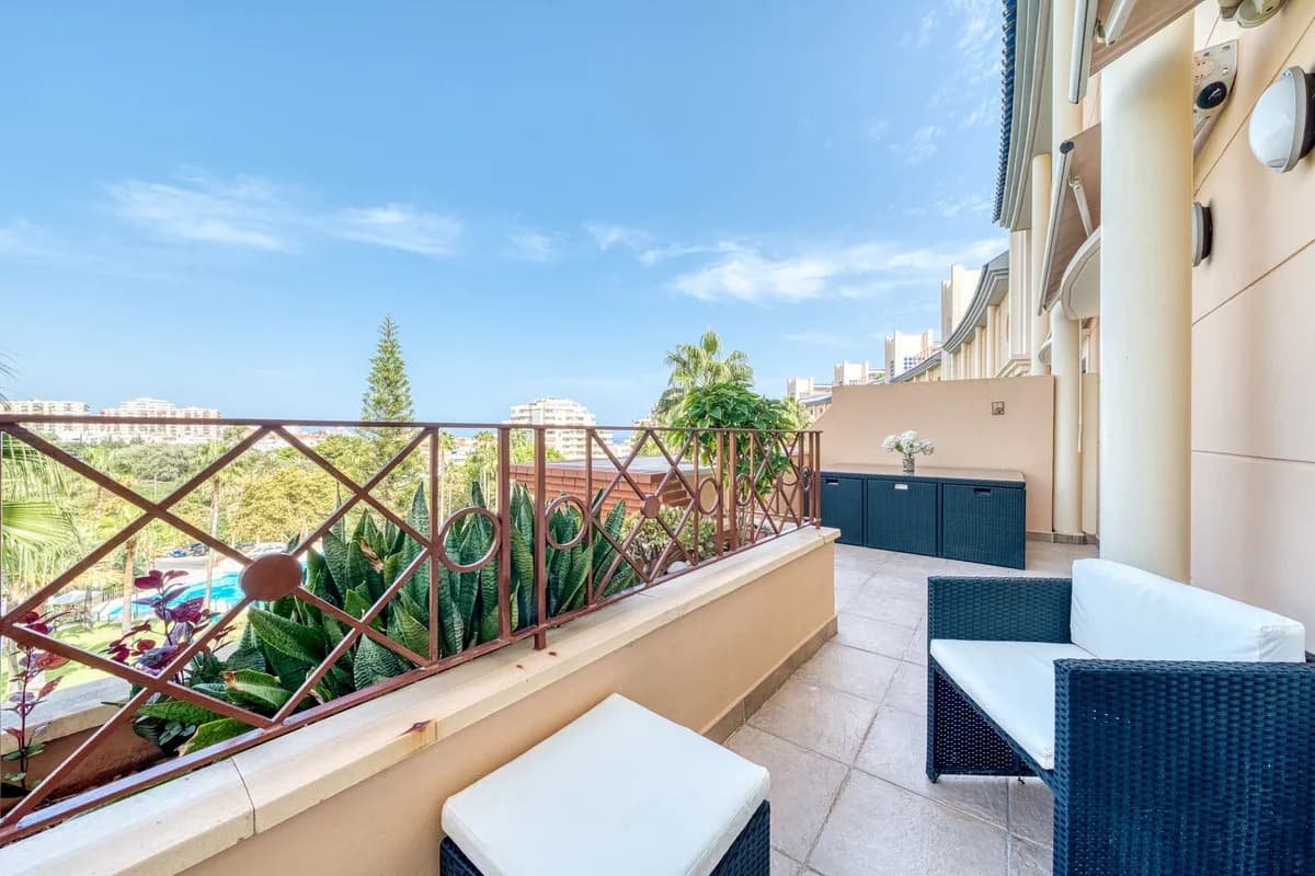 2 Bedroom Middle Floor Apartment for Sale in Benalmadena, Málaga - Image 2