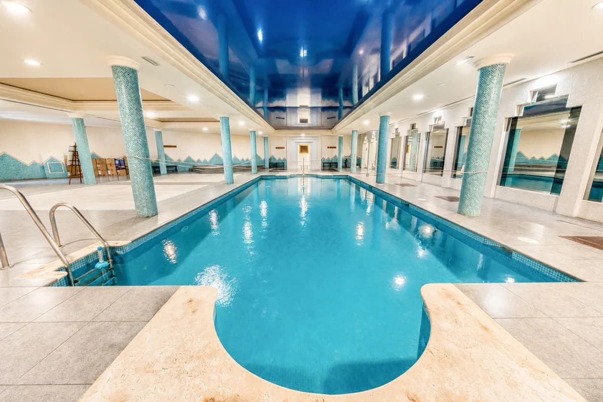 2 Bedroom Middle Floor Apartment for Sale in Benalmadena, Málaga - Image 3