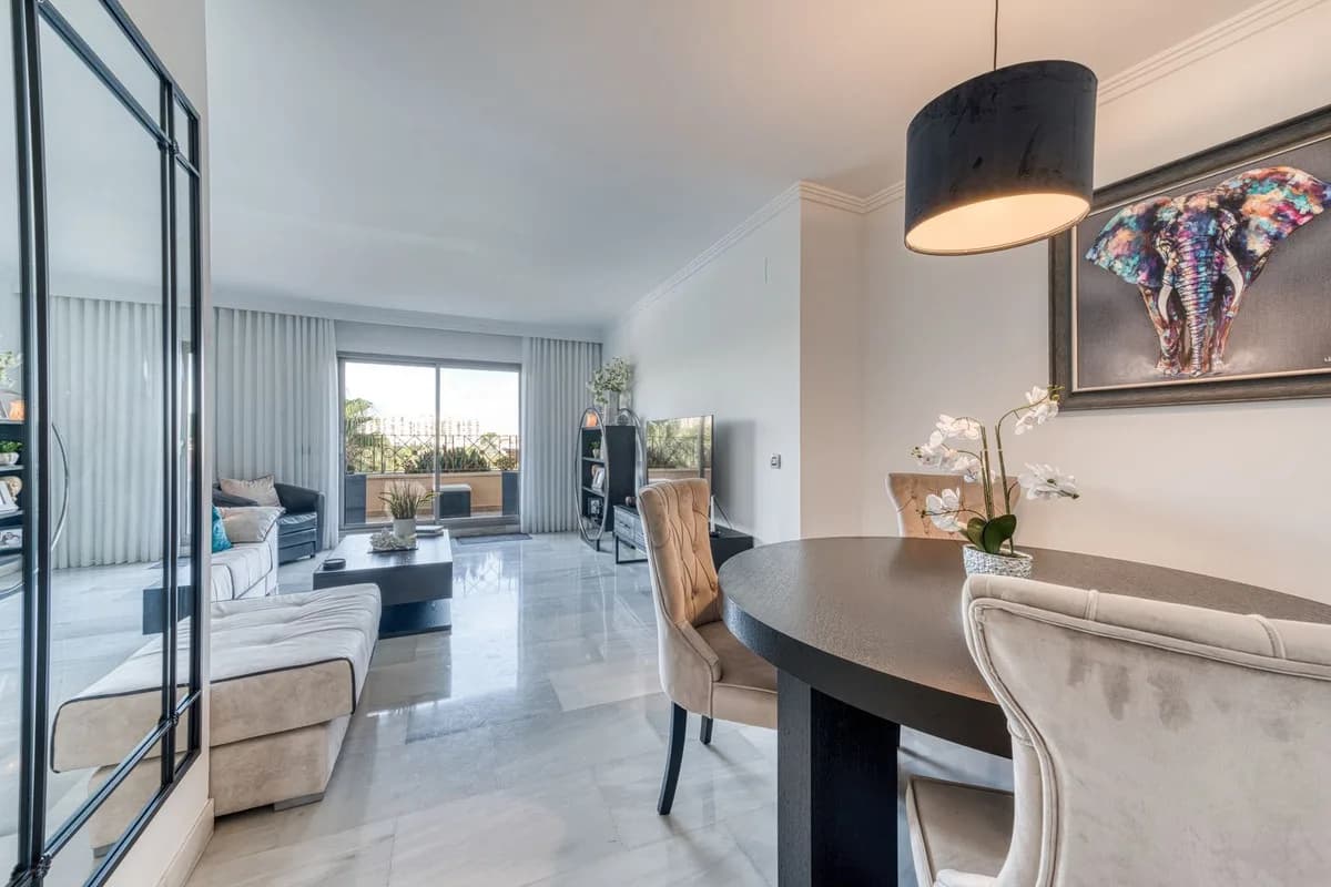 2 Bedroom Middle Floor Apartment for Sale in Benalmadena, Málaga - Image 4