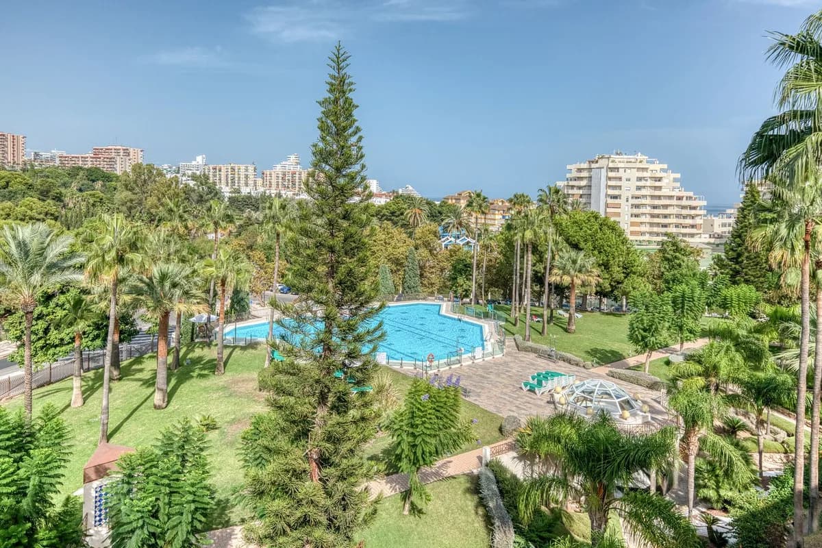2 Bedroom Middle Floor Apartment for Sale in Benalmadena, Málaga - Image 5