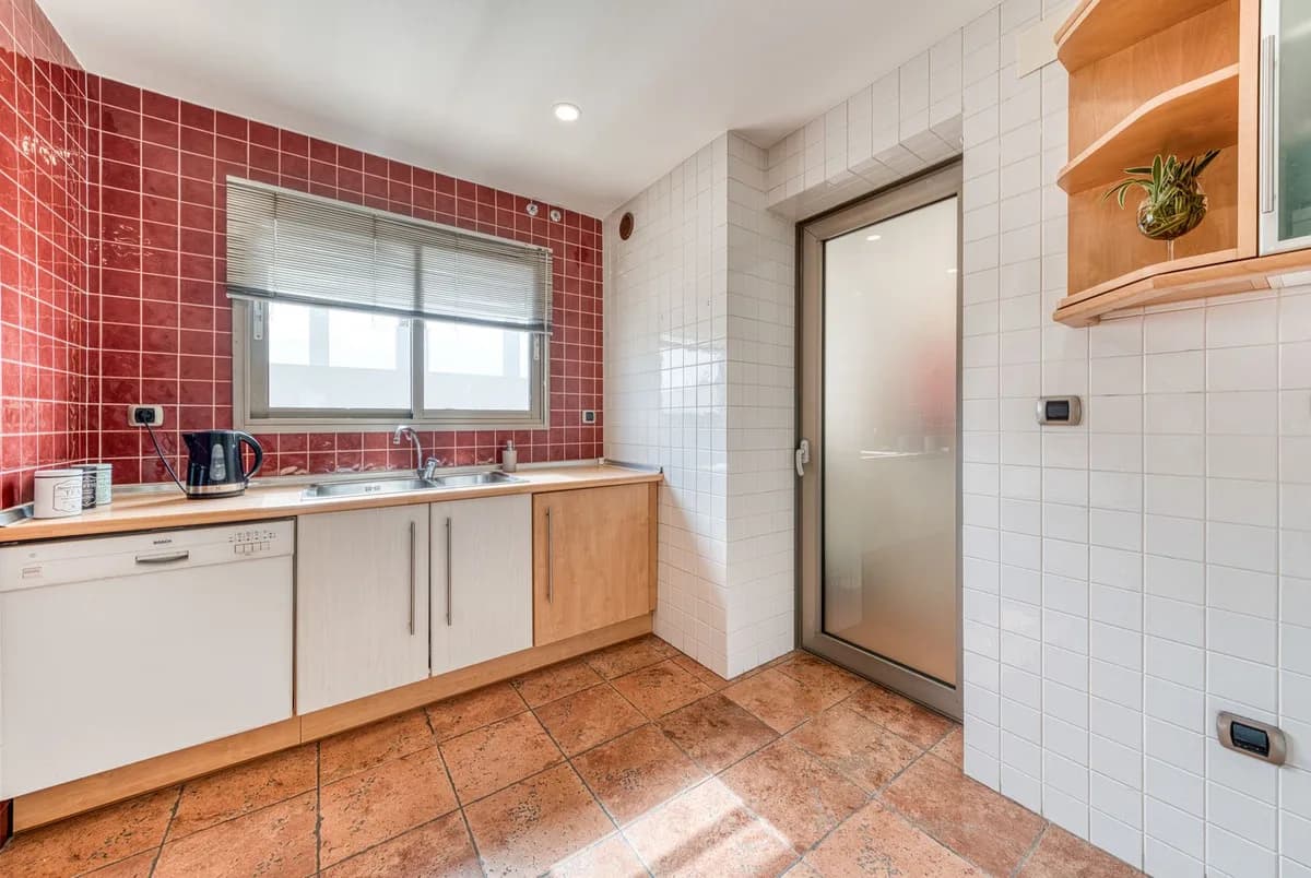 2 Bedroom Middle Floor Apartment for Sale in Benalmadena, Málaga - Image 6