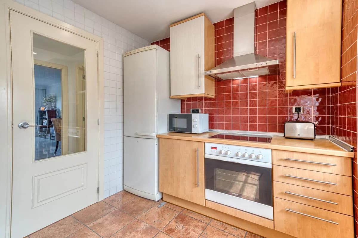 2 Bedroom Middle Floor Apartment for Sale in Benalmadena, Málaga - Image 7