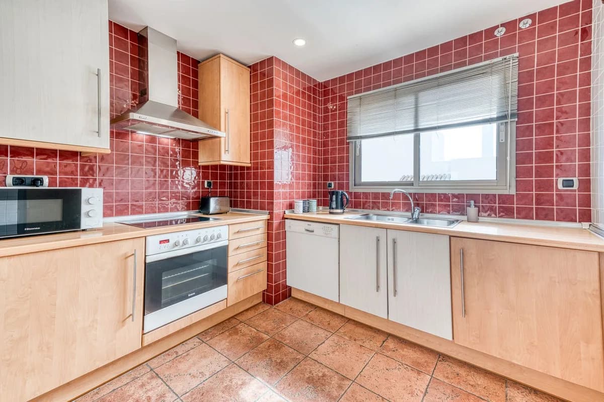 2 Bedroom Middle Floor Apartment for Sale in Benalmadena, Málaga - Image 8