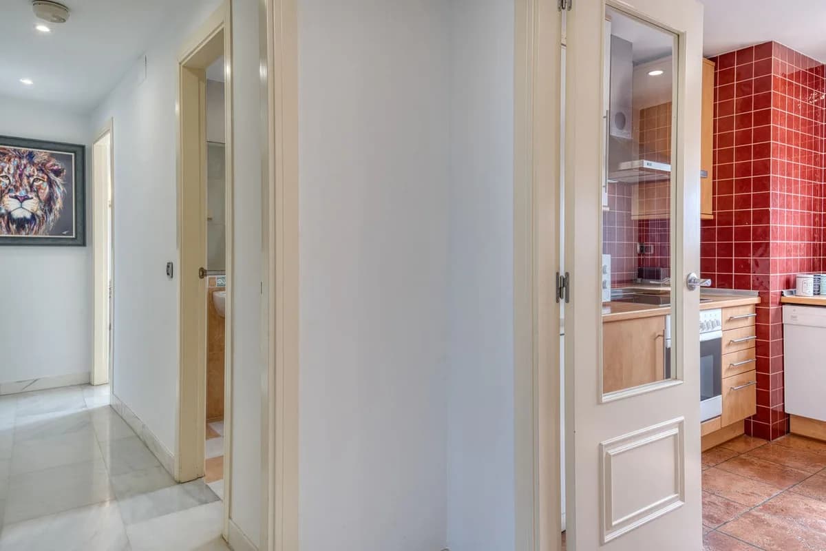 2 Bedroom Middle Floor Apartment for Sale in Benalmadena, Málaga - Image 9