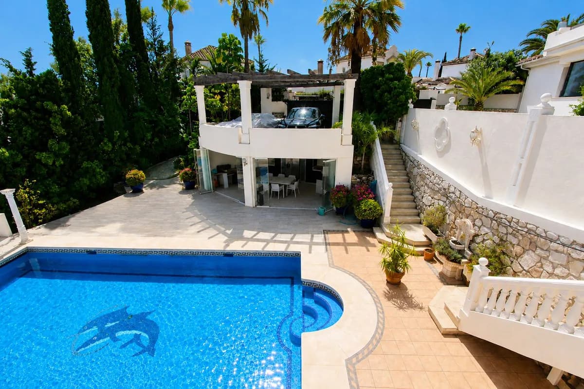 4 Bedroom Detached Villa for Sale in Elviria, Málaga - Image 3