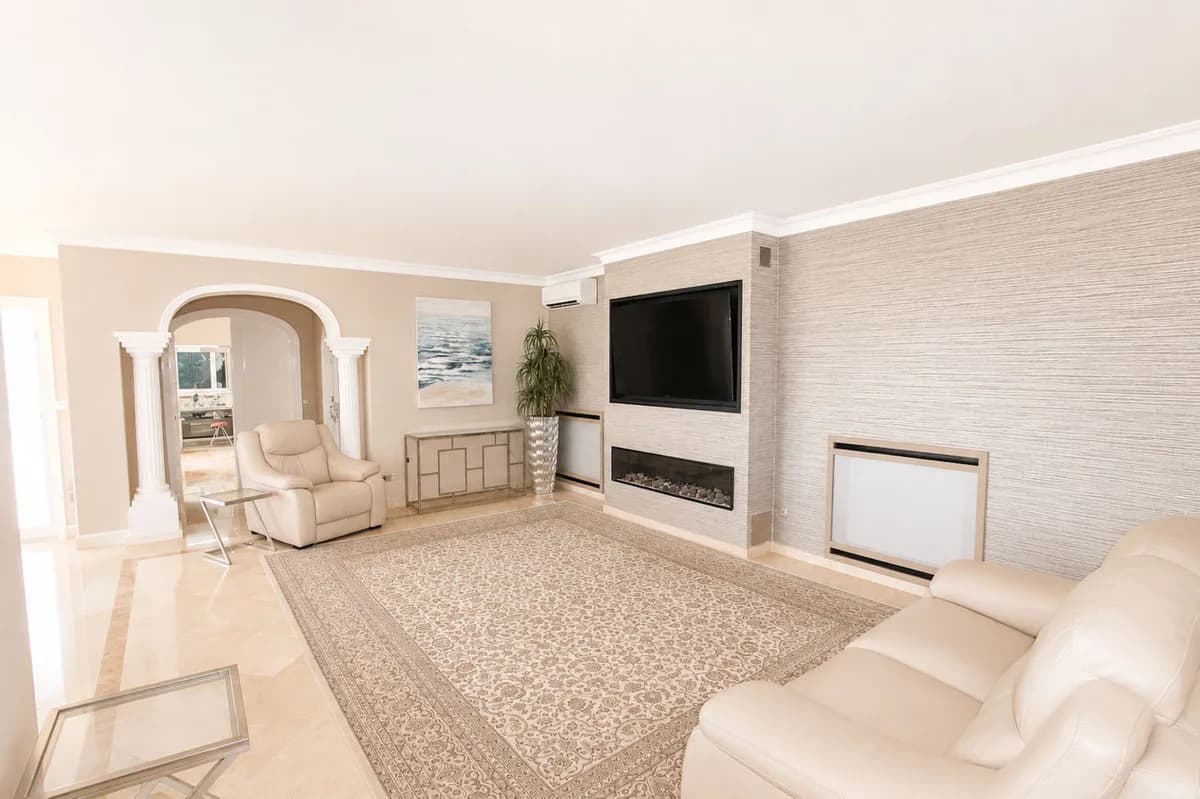 4 Bedroom Detached Villa for Sale in Elviria, Málaga - Image 7