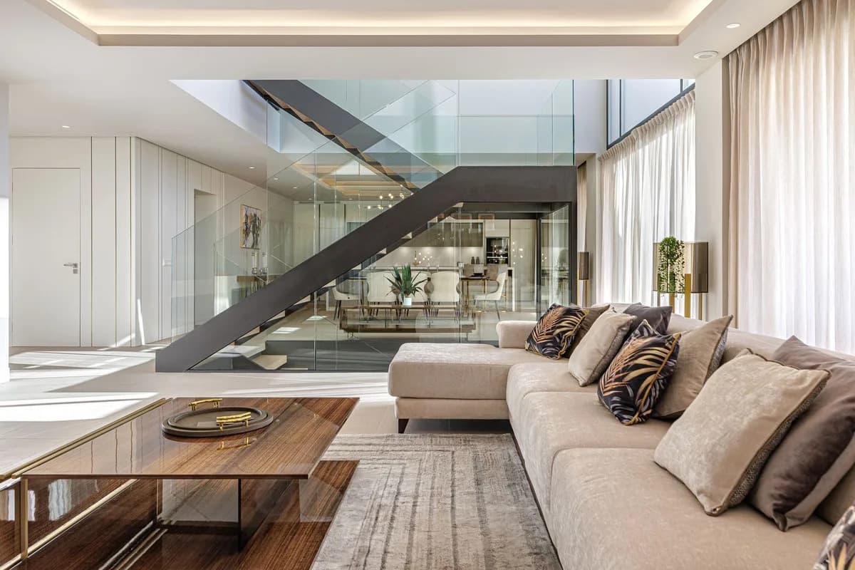 6 Bedroom Detached Villa for Sale in El Paraiso, Málaga