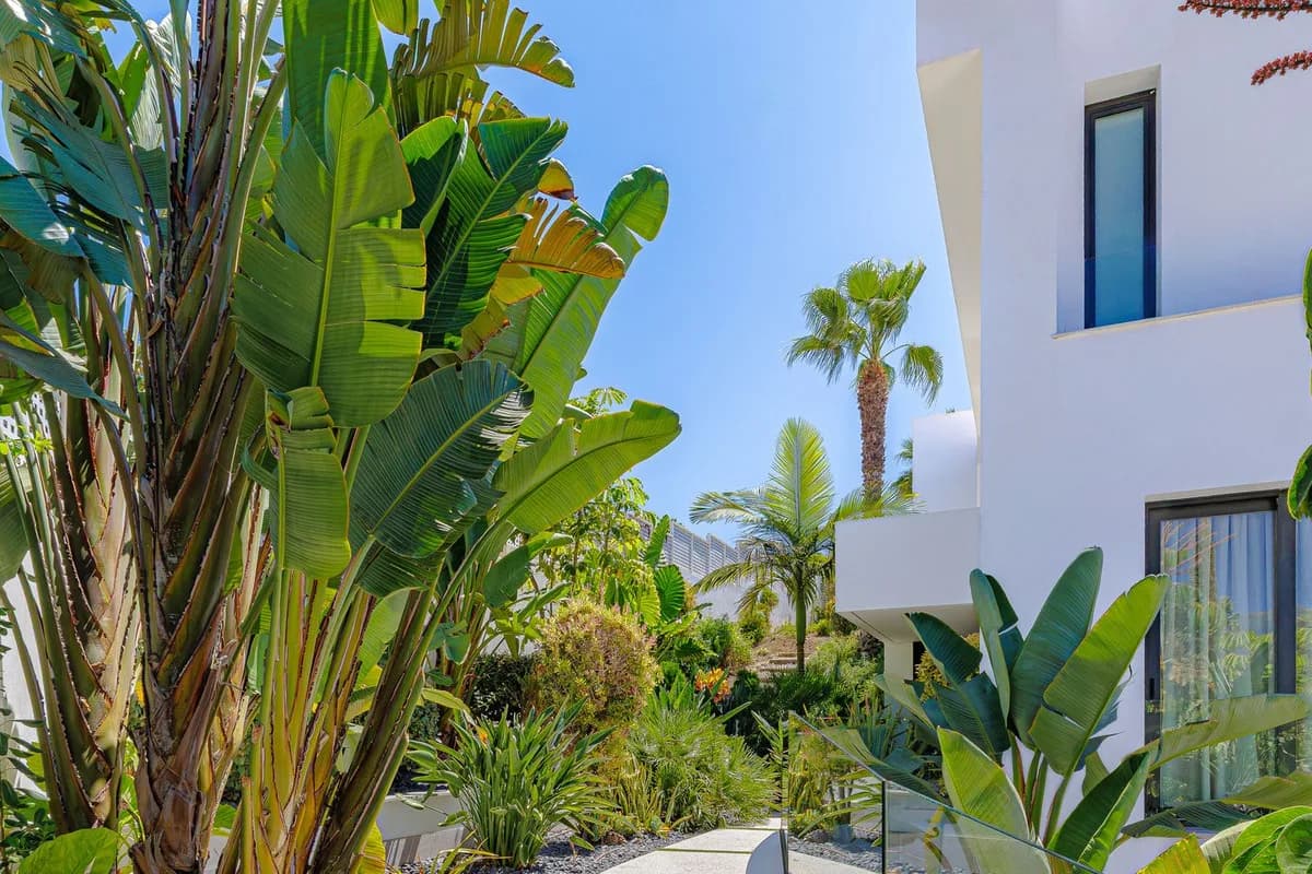 6 Bedroom Detached Villa for Sale in El Paraiso, Málaga - Image 3