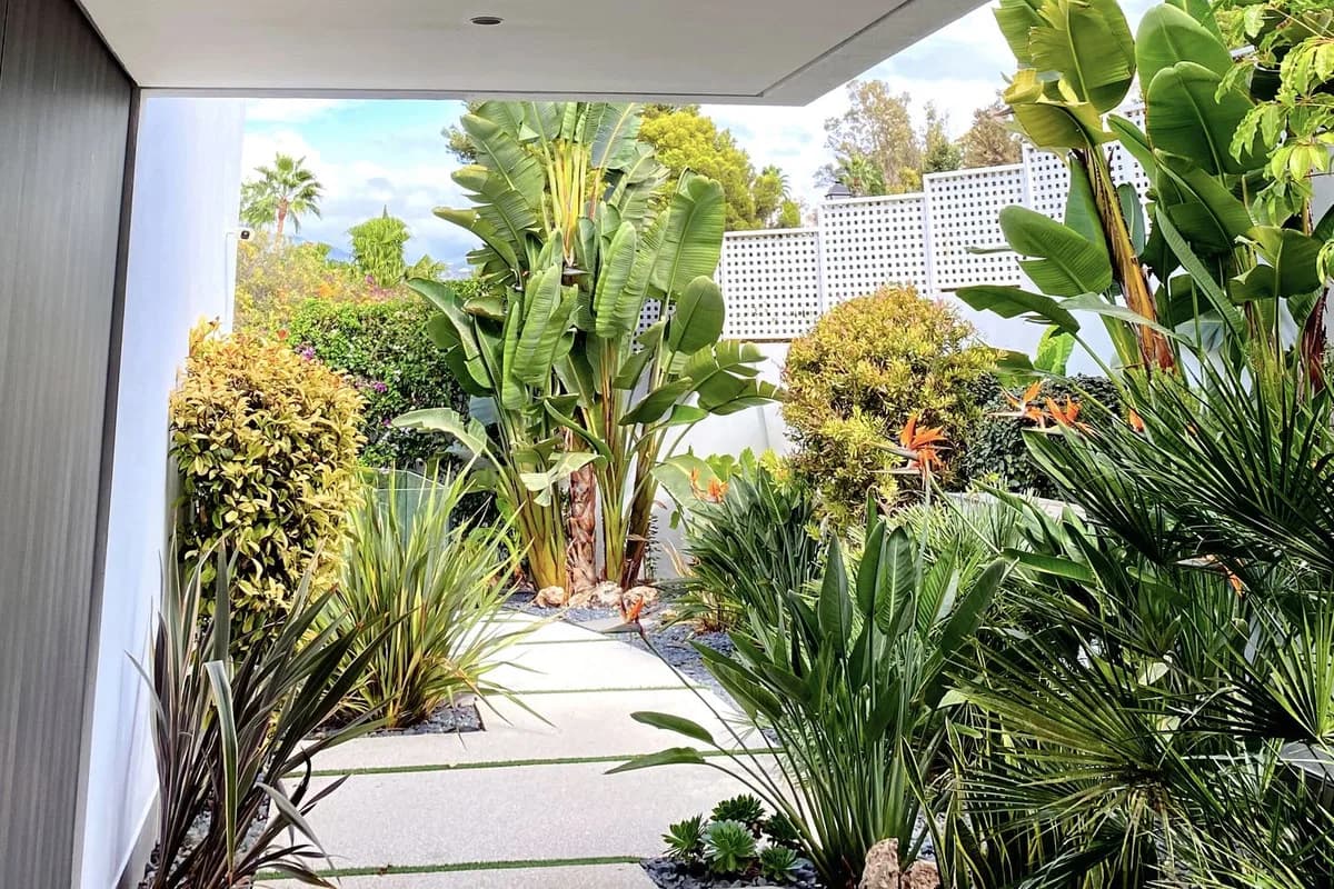 6 Bedroom Detached Villa for Sale in El Paraiso, Málaga - Image 4