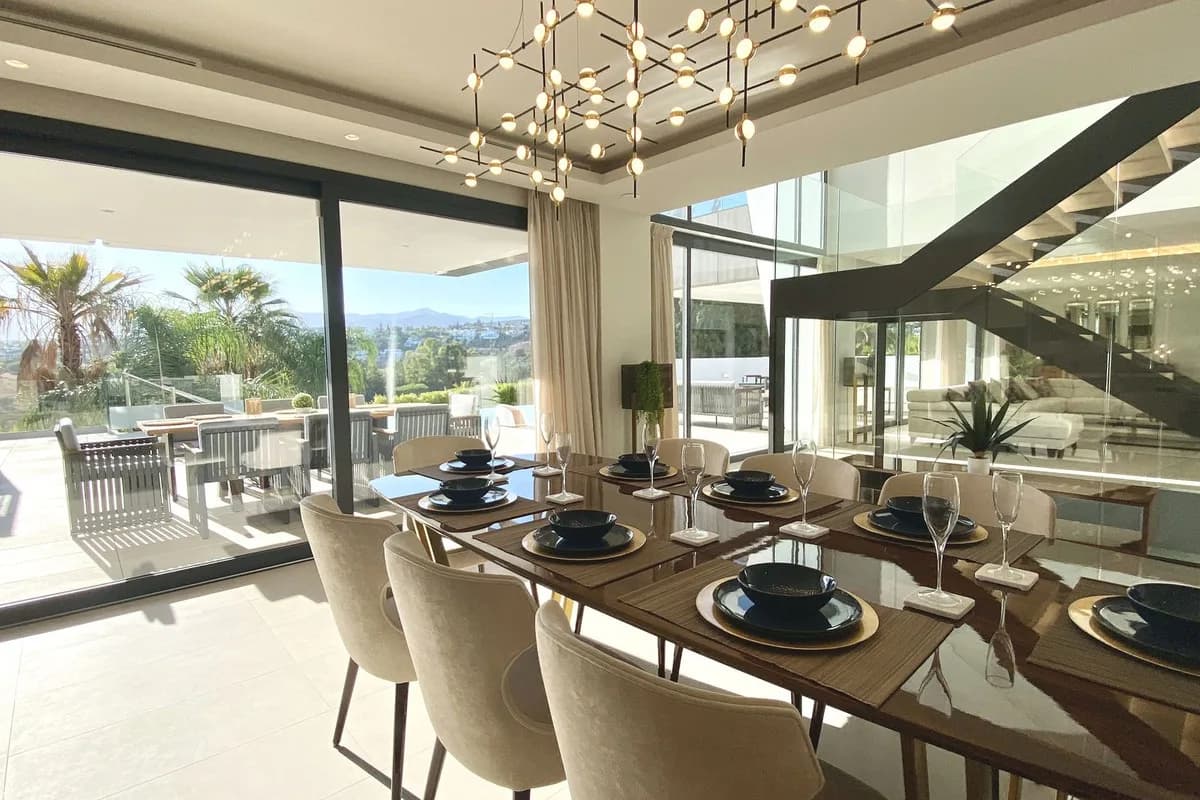6 Bedroom Detached Villa for Sale in El Paraiso, Málaga - Image 8