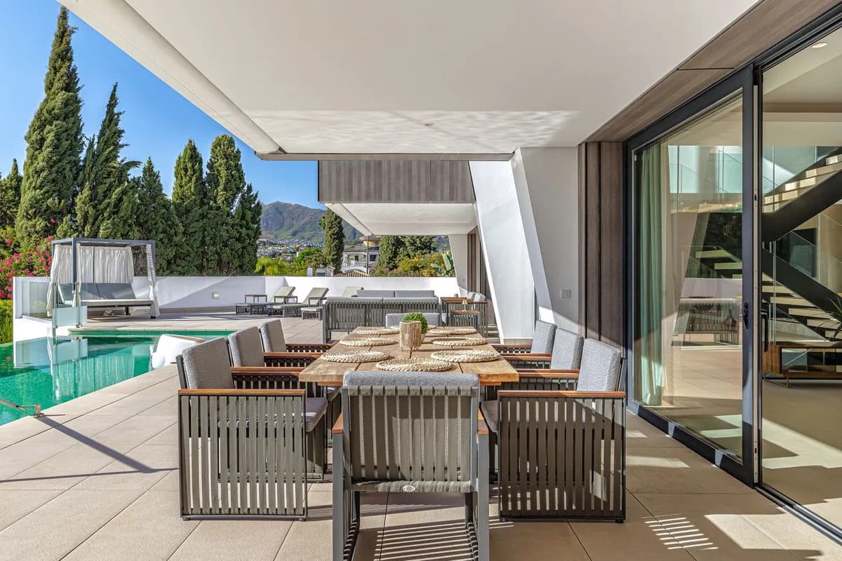 6 Bedroom Detached Villa for Sale in El Paraiso, Málaga - Image 9