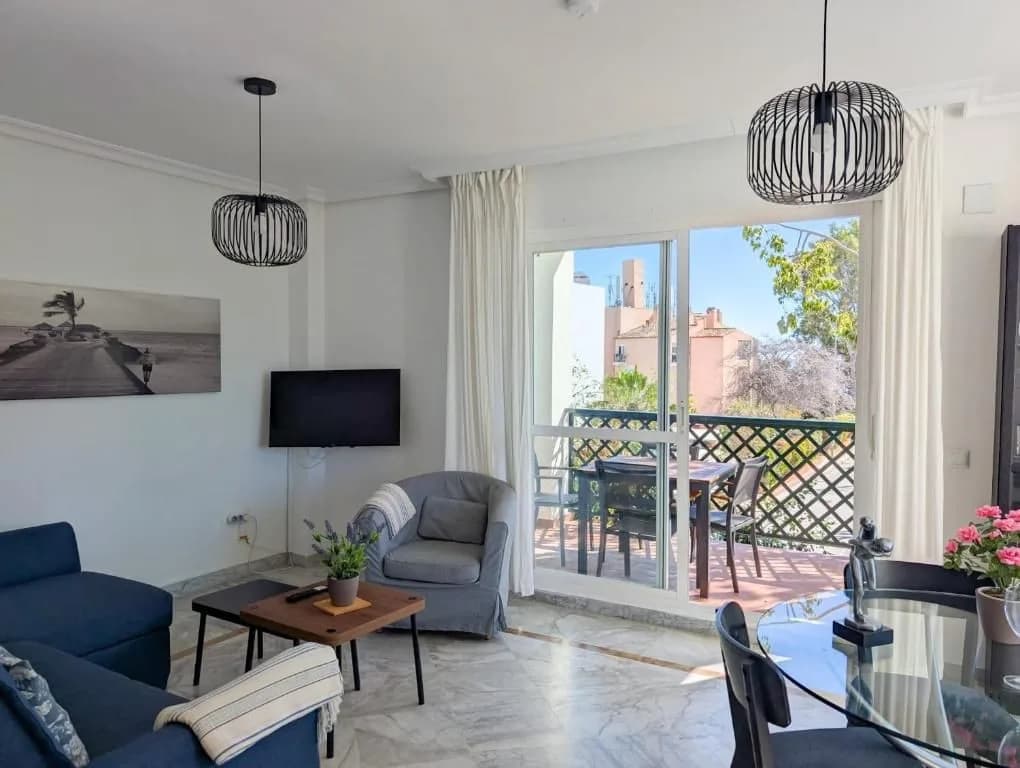 2 Bedroom Middle Floor Apartment for Sale in Marbella, Málaga - Image 4