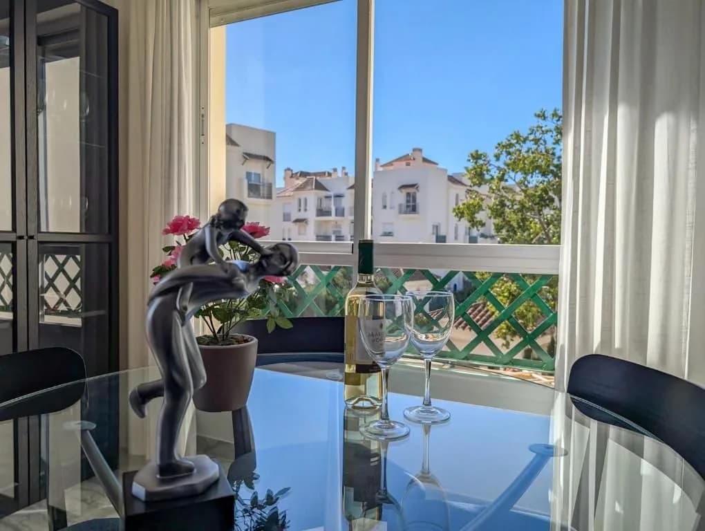 2 Bedroom Middle Floor Apartment for Sale in Marbella, Málaga - Image 5