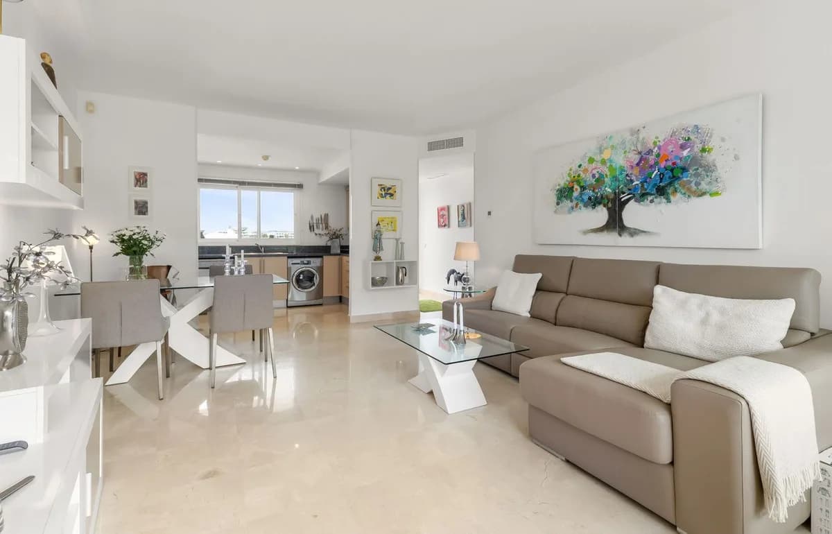 2 Bedroom Middle Floor Apartment for Sale in Miraflores, Málaga - Image 4
