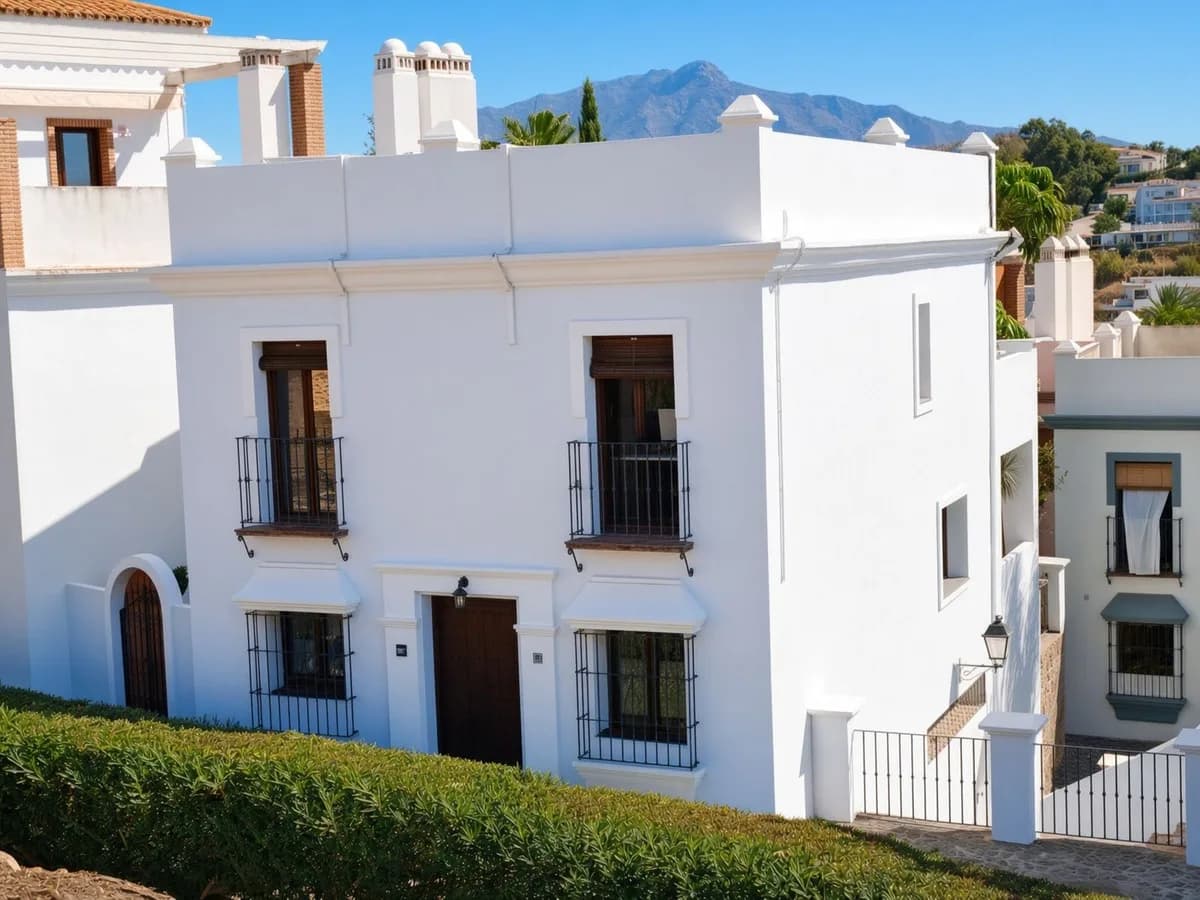 4 Bedroom Semi-Detached House for Sale in El Paraiso, Málaga