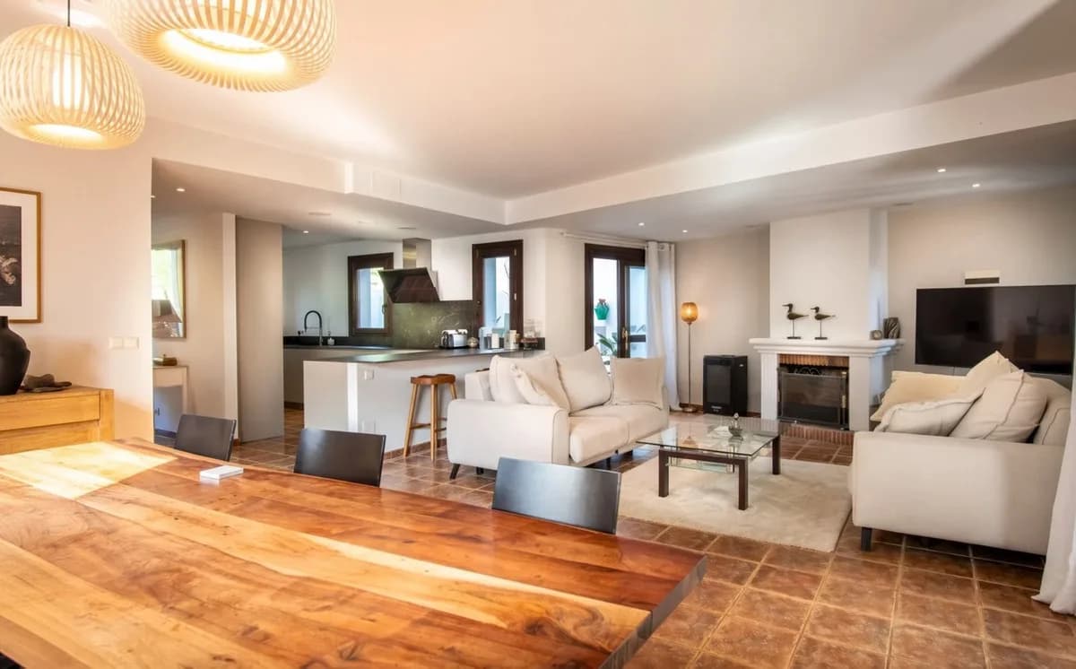 4 Bedroom Semi-Detached House for Sale in El Paraiso, Málaga - Image 2