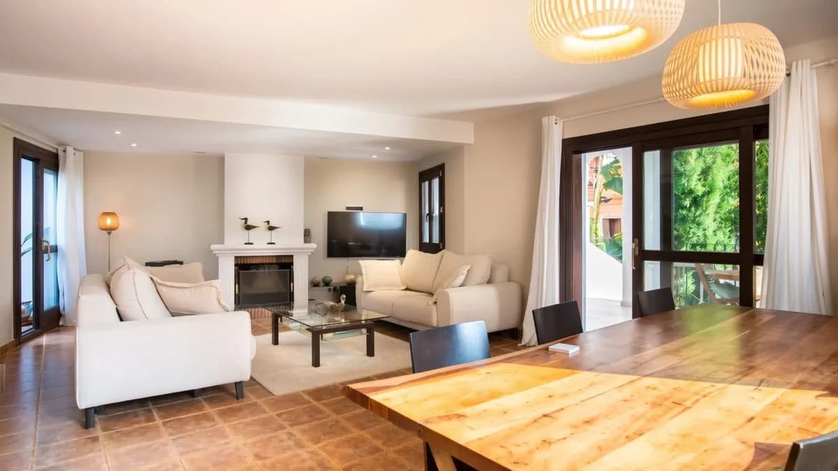 4 Bedroom Semi-Detached House for Sale in El Paraiso, Málaga - Image 3