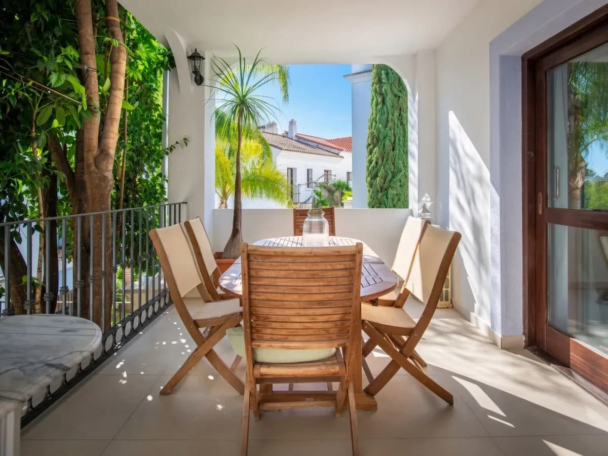 4 Bedroom Semi-Detached House for Sale in El Paraiso, Málaga - Image 5
