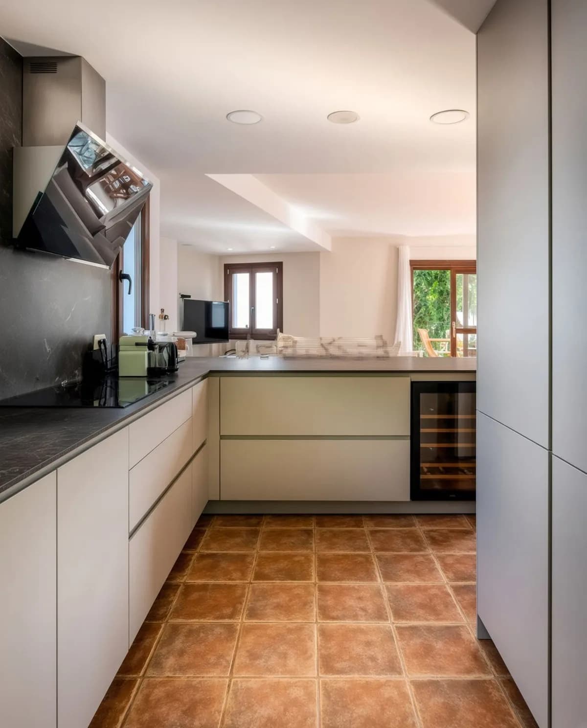 4 Bedroom Semi-Detached House for Sale in El Paraiso, Málaga - Image 8