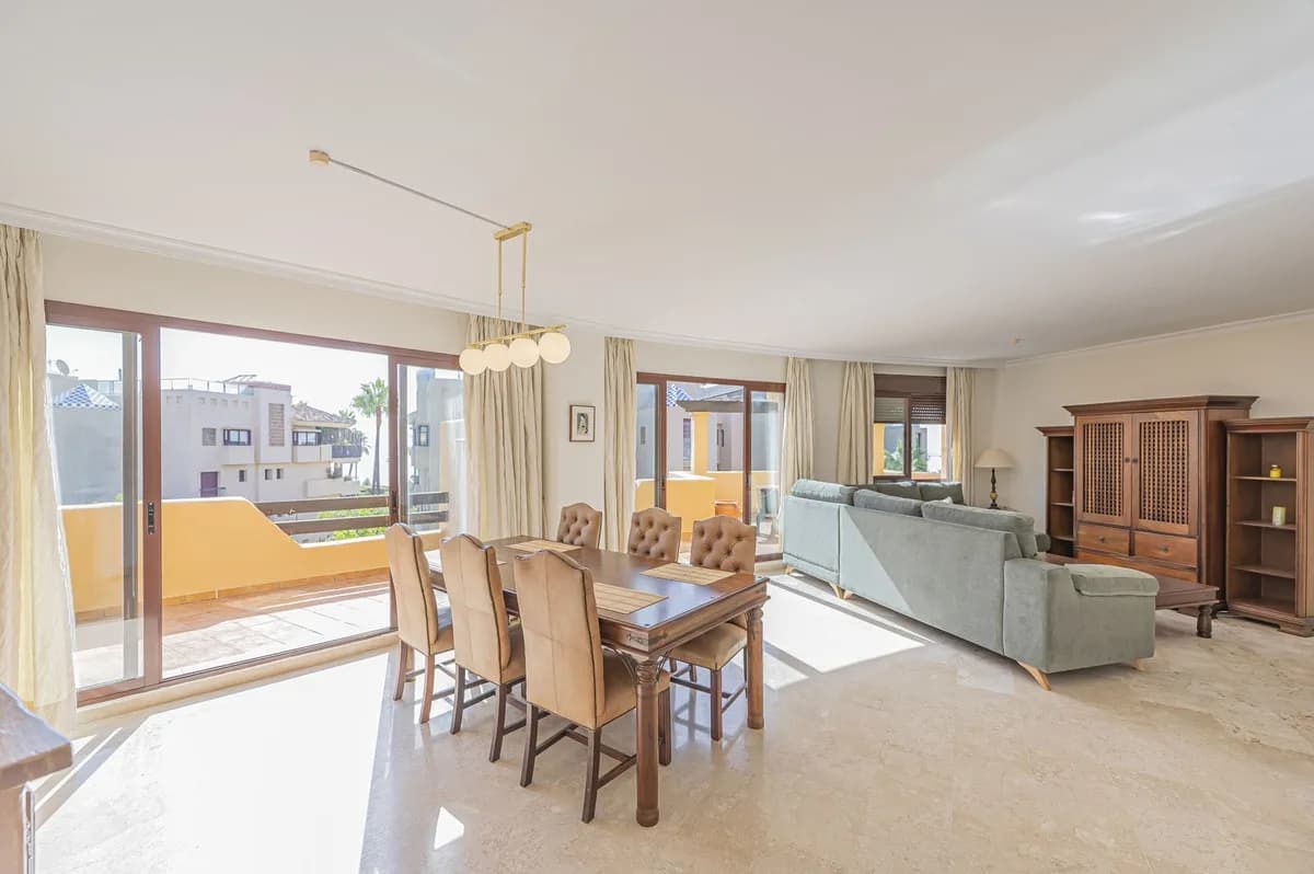 3 Bedroom Middle Floor Apartment for Sale in Costalita, Málaga - Image 3