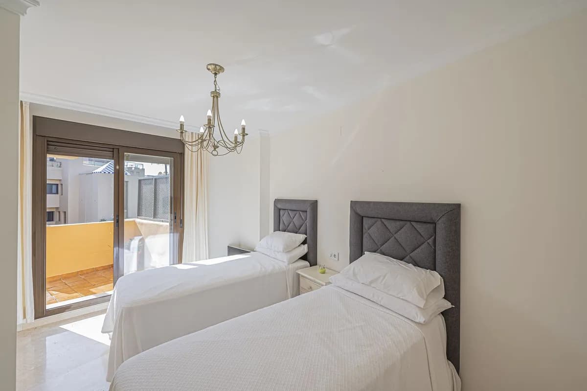 3 Bedroom Middle Floor Apartment for Sale in Costalita, Málaga - Image 9
