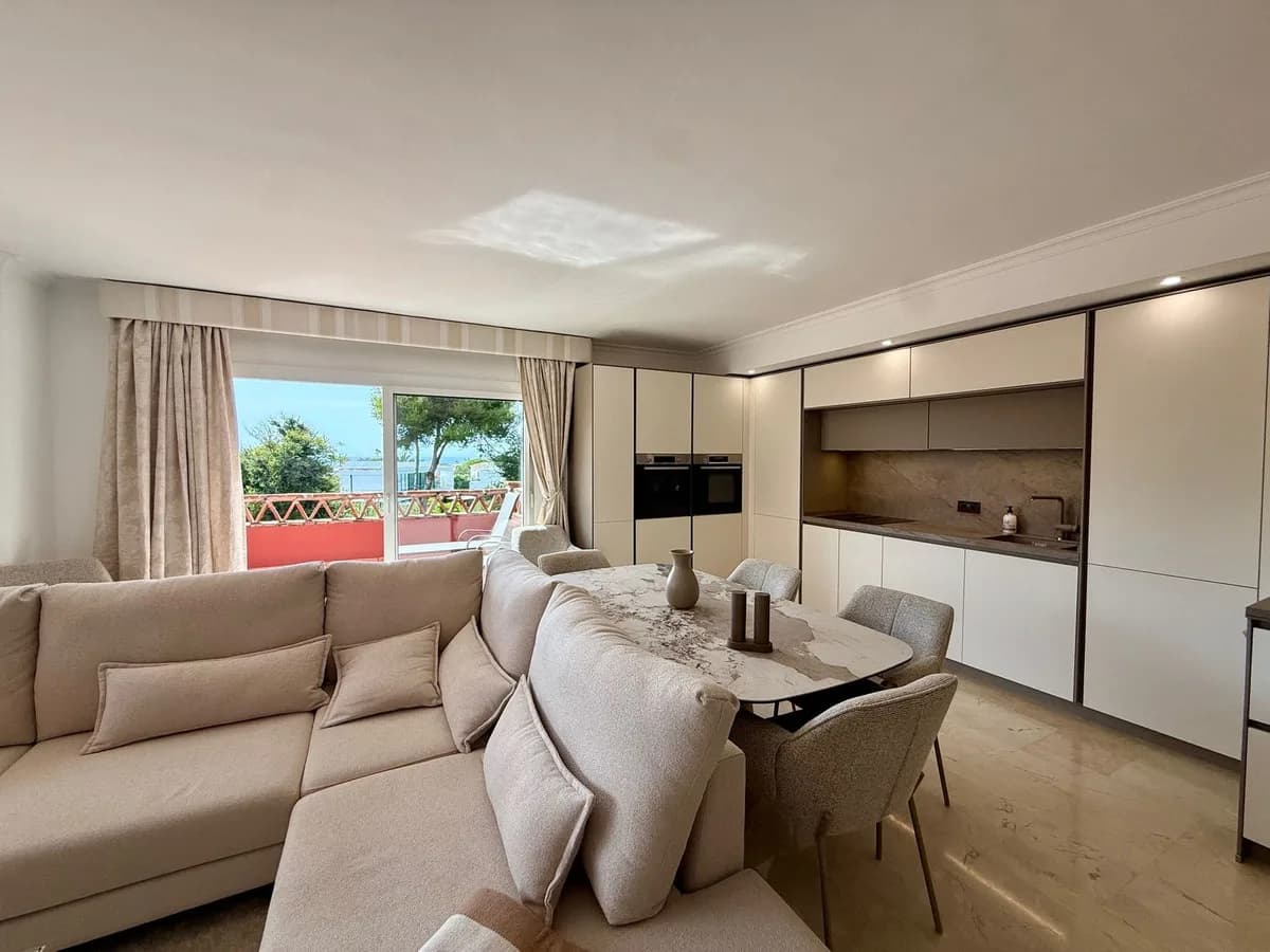 4 Bedroom Penthouse Duplex for Sale in Elviria, Málaga - Image 4