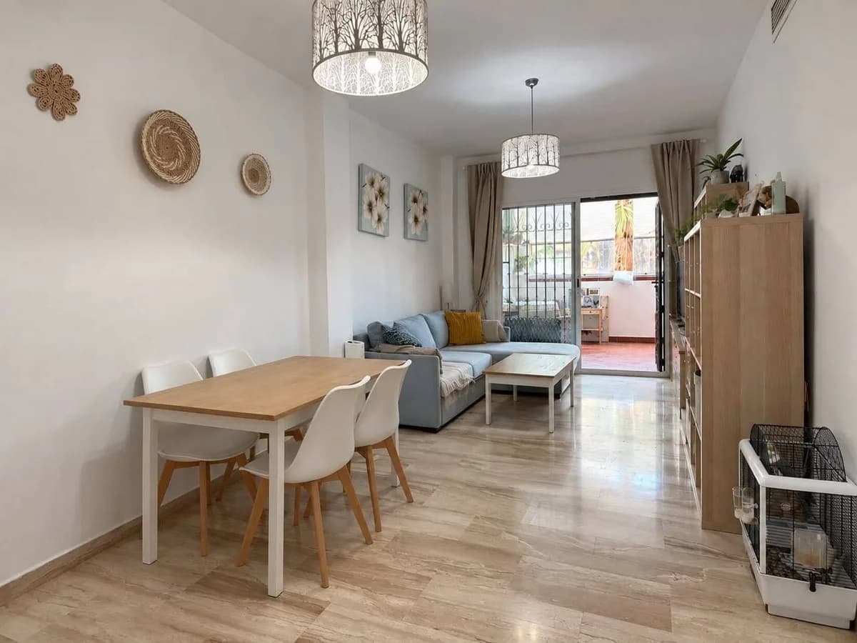 2 Bedroom Middle Floor Apartment for Sale in Riviera del Sol, Málaga - Image 2