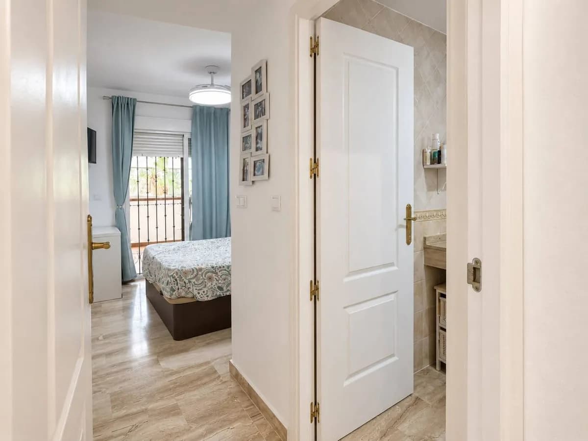2 Bedroom Middle Floor Apartment for Sale in Riviera del Sol, Málaga - Image 8