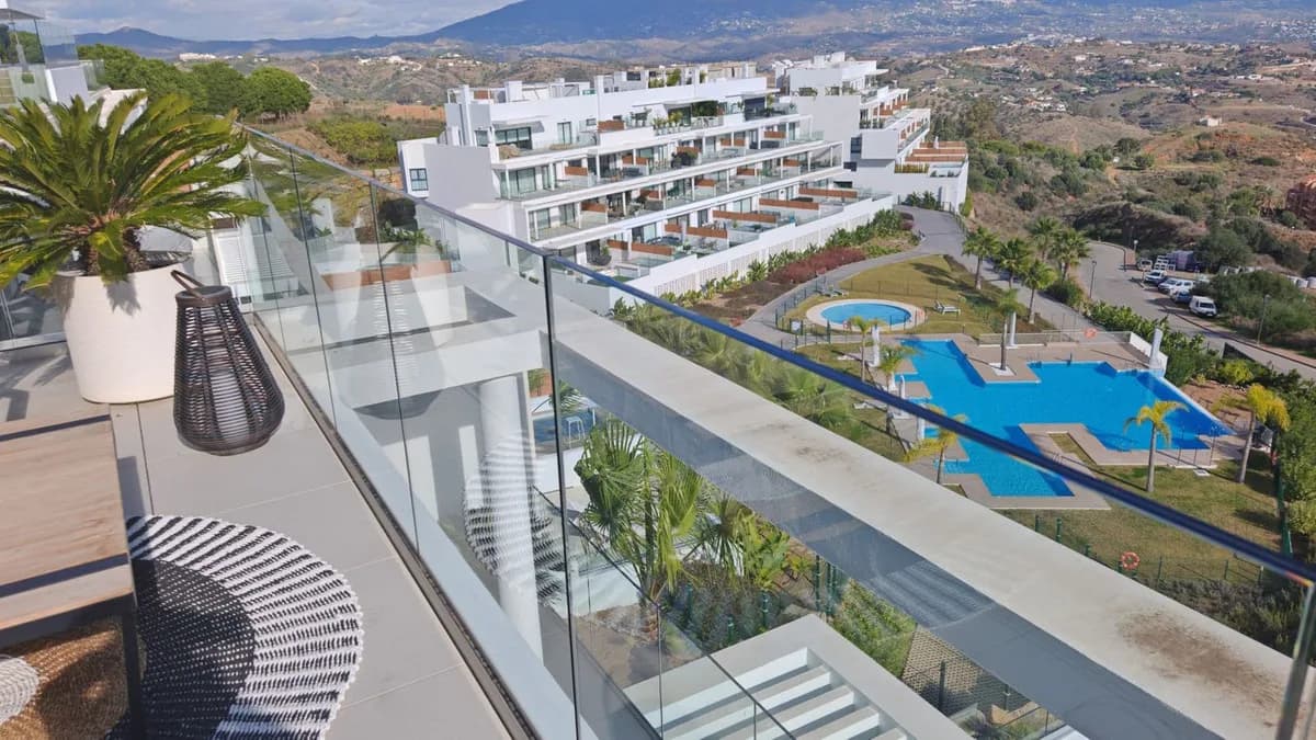 2 Bedroom Middle Floor Apartment for Sale in Calanova Golf, Málaga - Image 3