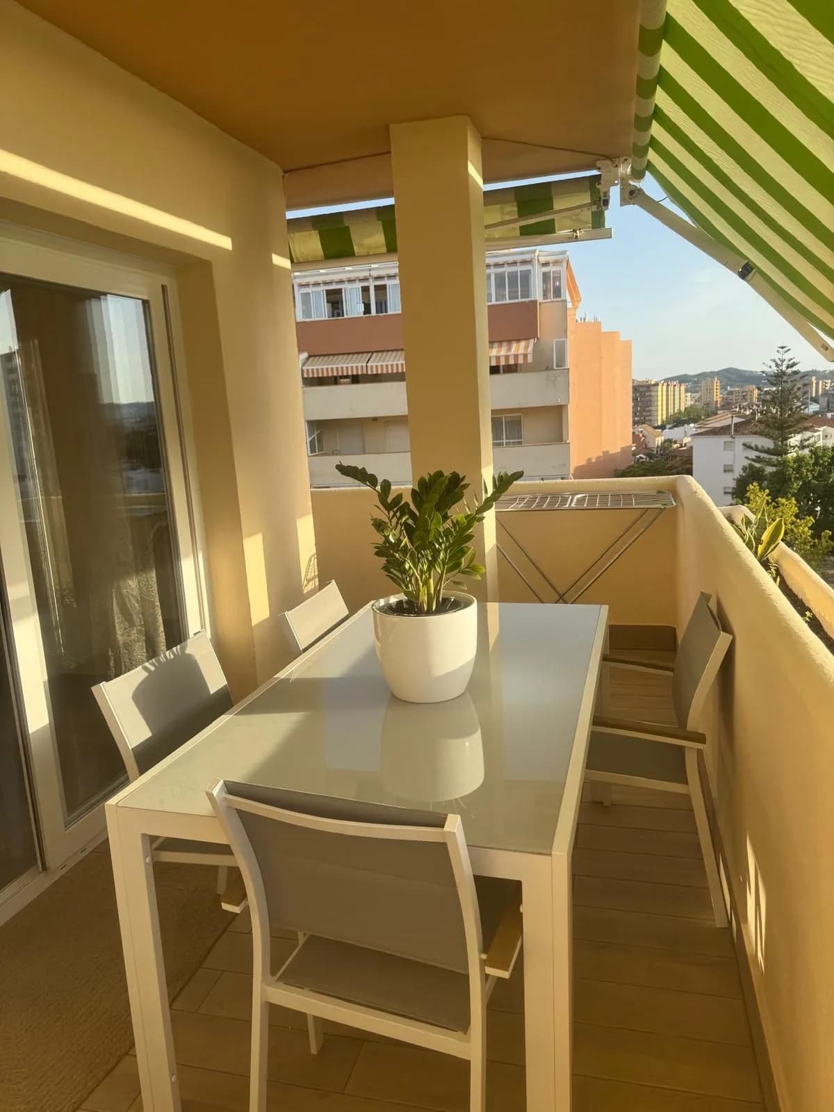 2 Bedroom Top Floor Apartment for Sale in Fuengirola, Málaga - Image 2