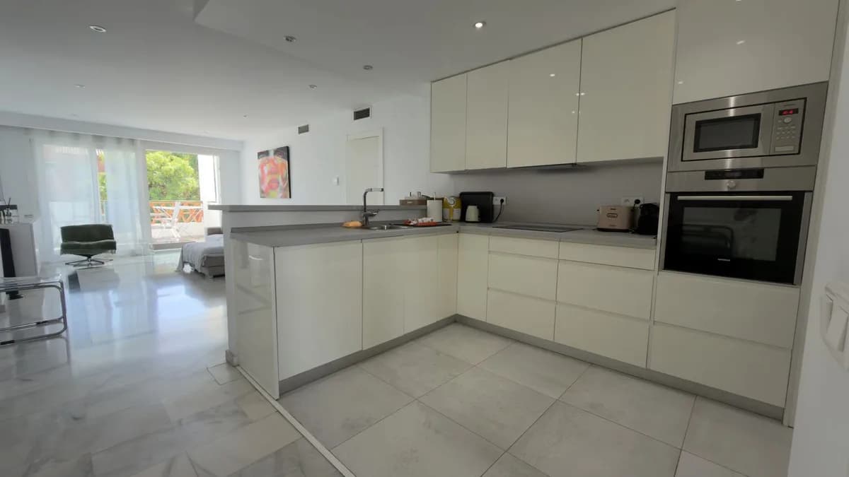 2 Bedroom Middle Floor Apartment for Sale in Puerto Banús, Málaga