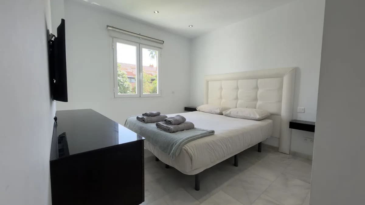 2 Bedroom Middle Floor Apartment for Sale in Puerto Banús, Málaga - Image 6