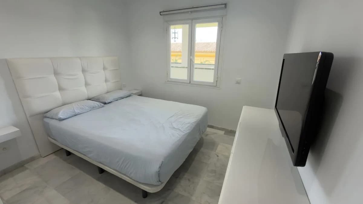 2 Bedroom Middle Floor Apartment for Sale in Puerto Banús, Málaga - Image 8