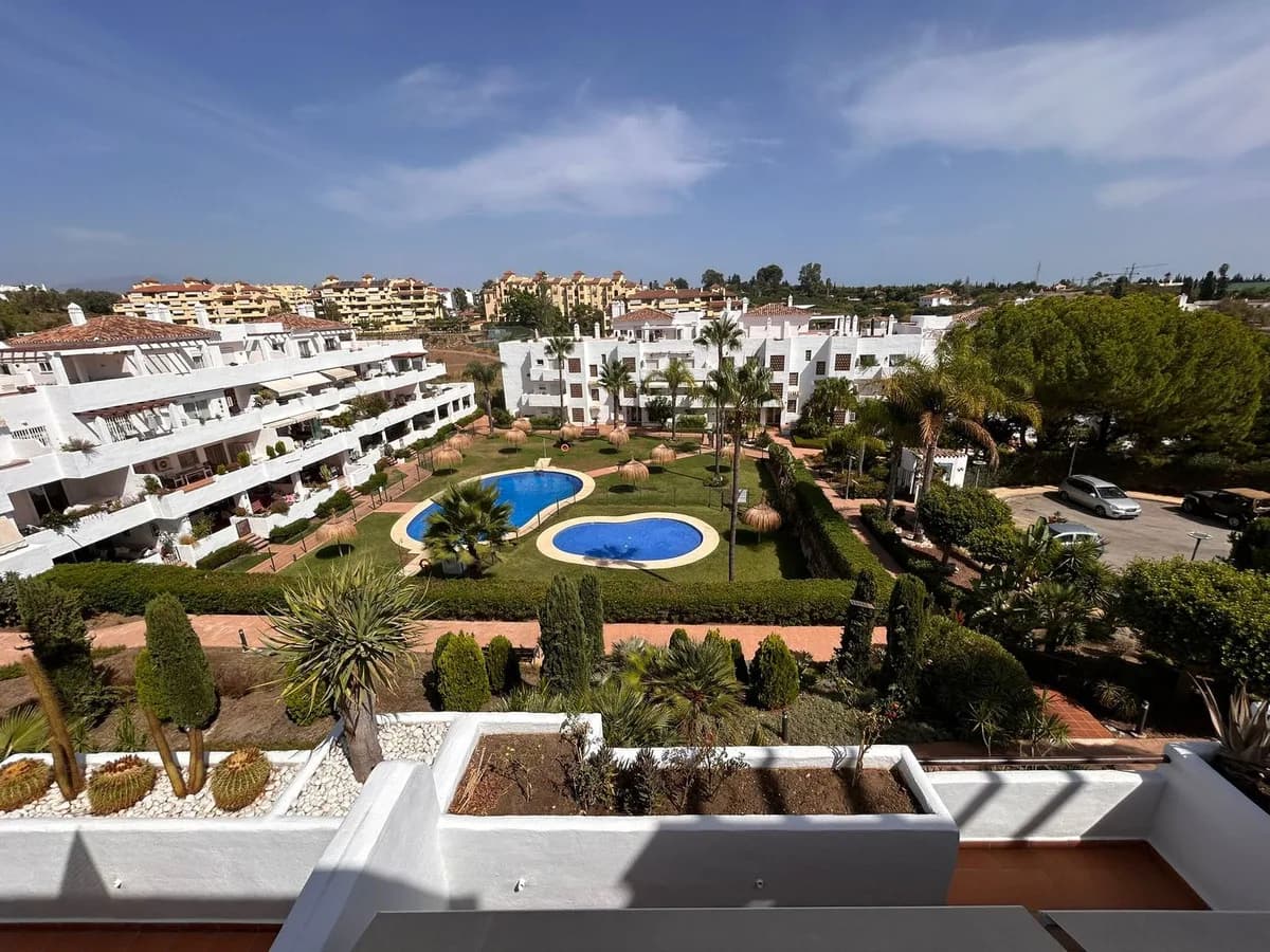 2 Bedroom Top Floor Apartment for Sale in Selwo, Málaga - Image 2