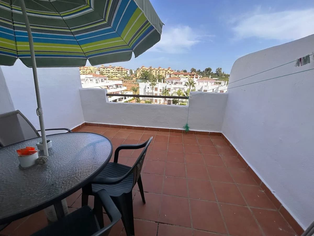 2 Bedroom Top Floor Apartment for Sale in Selwo, Málaga - Image 3