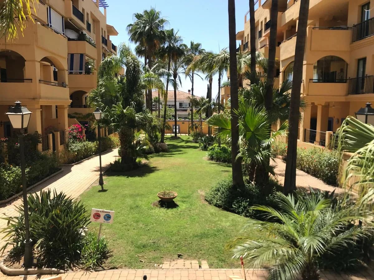 4 Bedroom Middle Floor Apartment for Sale in San Pedro de Alcántara, Málaga - Image 2