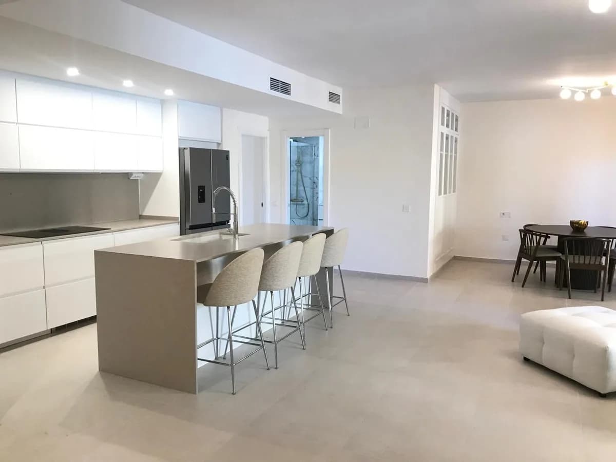 4 Bedroom Middle Floor Apartment for Sale in San Pedro de Alcántara, Málaga - Image 5