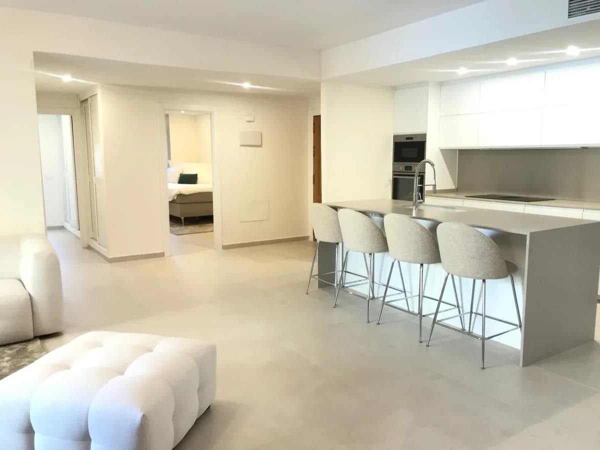 4 Bedroom Middle Floor Apartment for Sale in San Pedro de Alcántara, Málaga - Image 7
