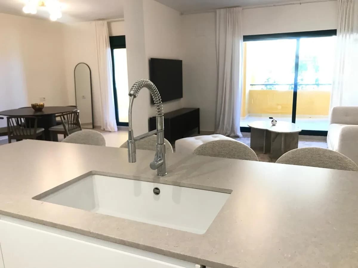 4 Bedroom Middle Floor Apartment for Sale in San Pedro de Alcántara, Málaga - Image 8