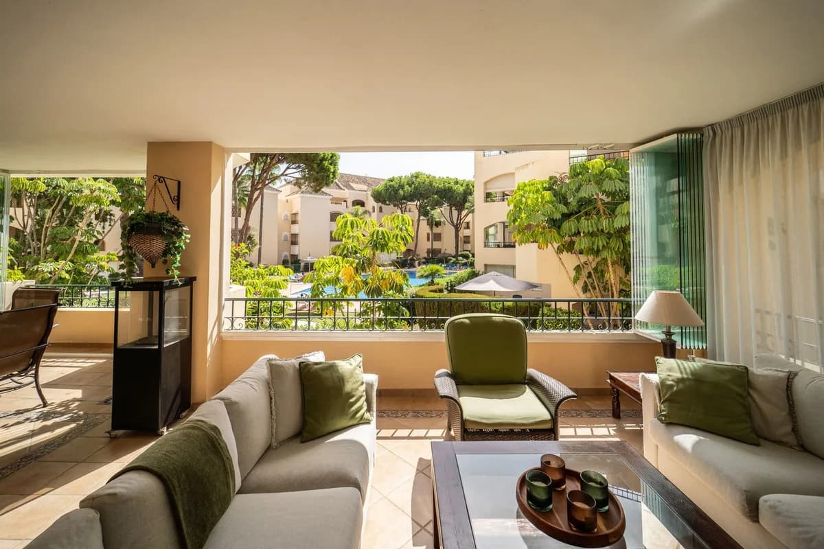3 Bedroom Middle Floor Apartment for Sale in Elviria, Málaga - Image 5