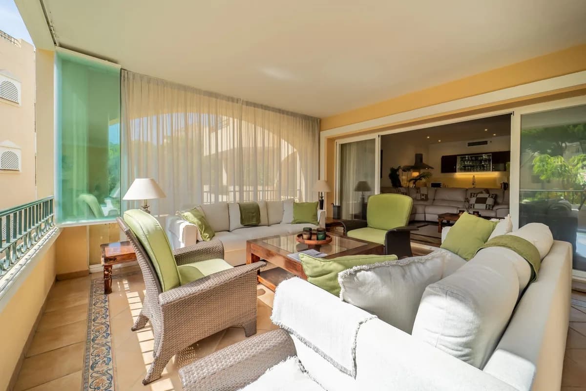 3 Bedroom Middle Floor Apartment for Sale in Elviria, Málaga - Image 6
