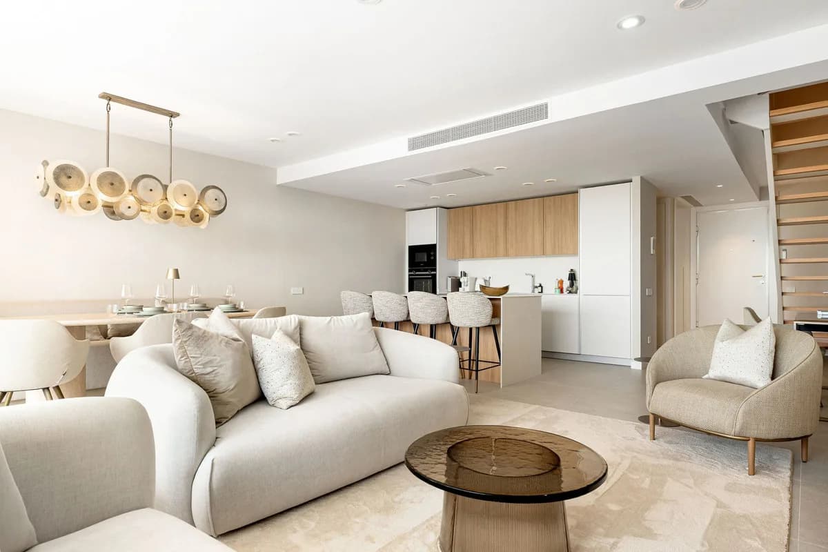 2 Bedroom Middle Floor Apartment for Sale in Estepona, Málaga - Image 2