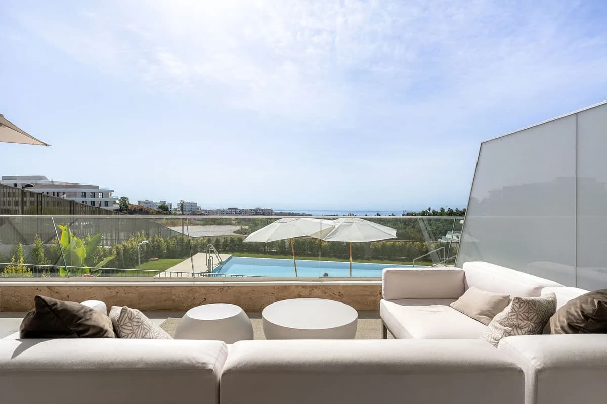 2 Bedroom Middle Floor Apartment for Sale in Estepona, Málaga - Image 3