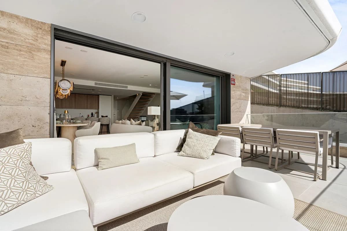 2 Bedroom Middle Floor Apartment for Sale in Estepona, Málaga - Image 4