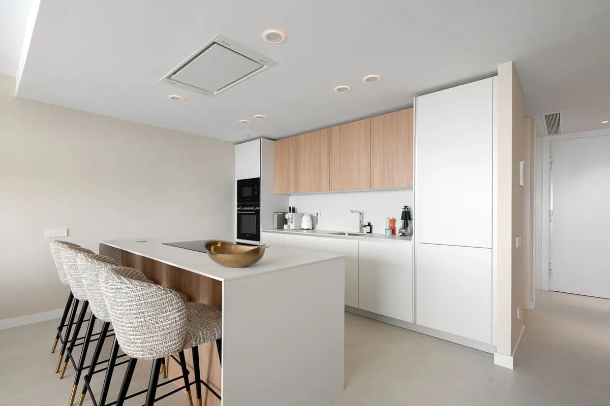 2 Bedroom Middle Floor Apartment for Sale in Estepona, Málaga - Image 5