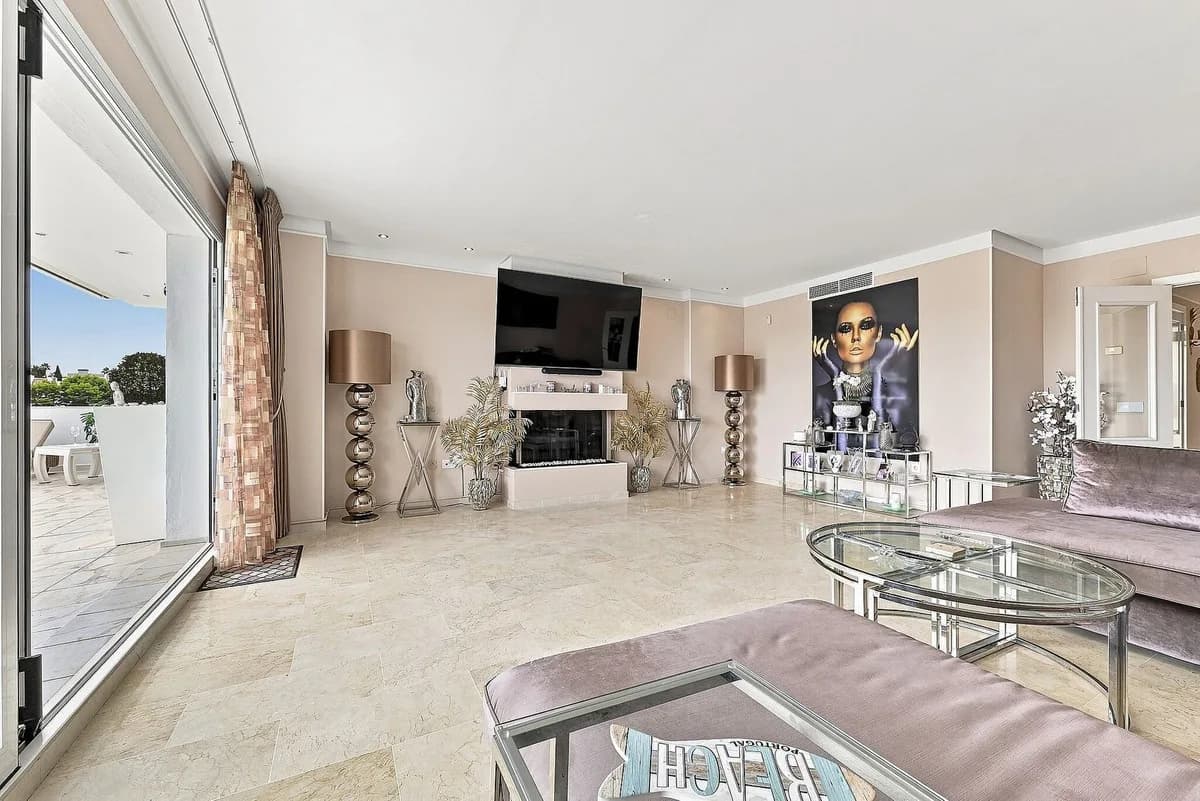 3 Bedroom Top Floor Apartment for Sale in Benalmadena Costa, Málaga - Image 9