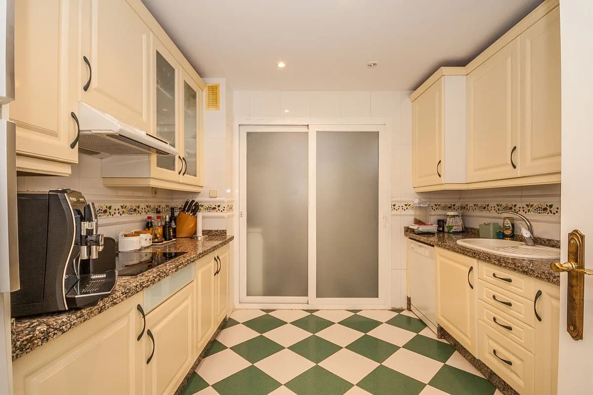 2 Bedroom Middle Floor Apartment for Sale in Elviria, Málaga - Image 3