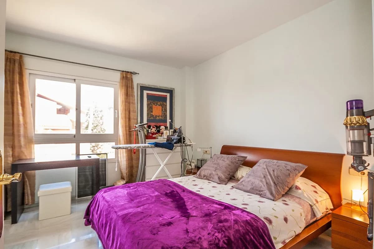 2 Bedroom Middle Floor Apartment for Sale in Elviria, Málaga - Image 6