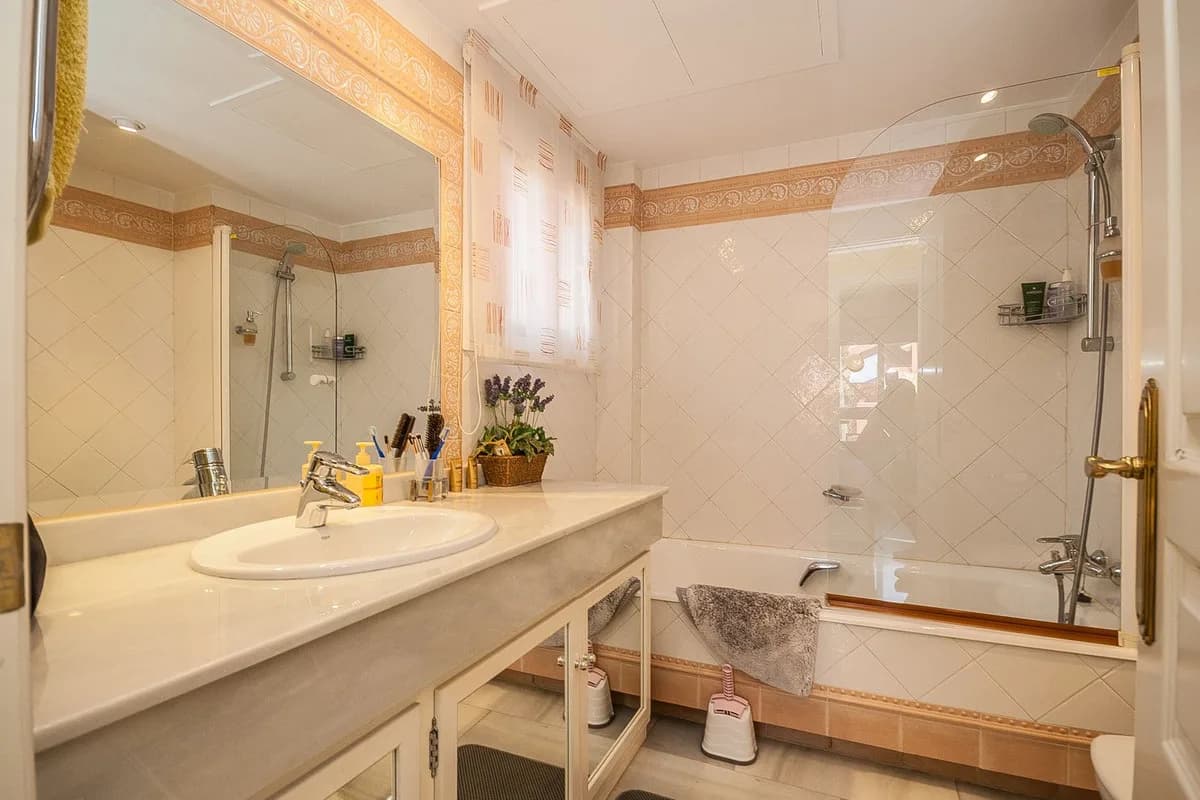 2 Bedroom Middle Floor Apartment for Sale in Elviria, Málaga - Image 7