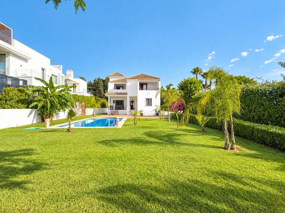 4 Bedroom Detached Villa for Sale in Guadalmina Baja, Málaga - Image 3